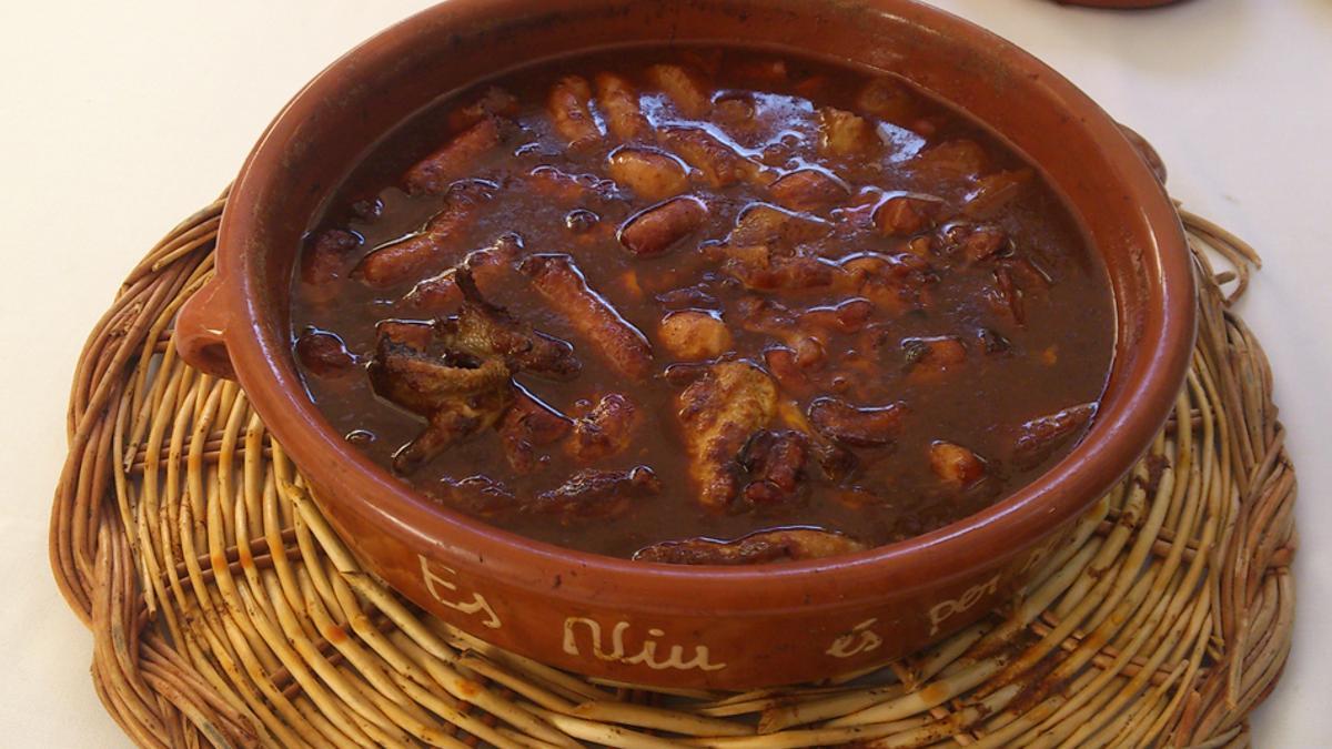 El Niu, el plat més emblemàtic de Palafrugell, servit en una cassoleta de terrissa.