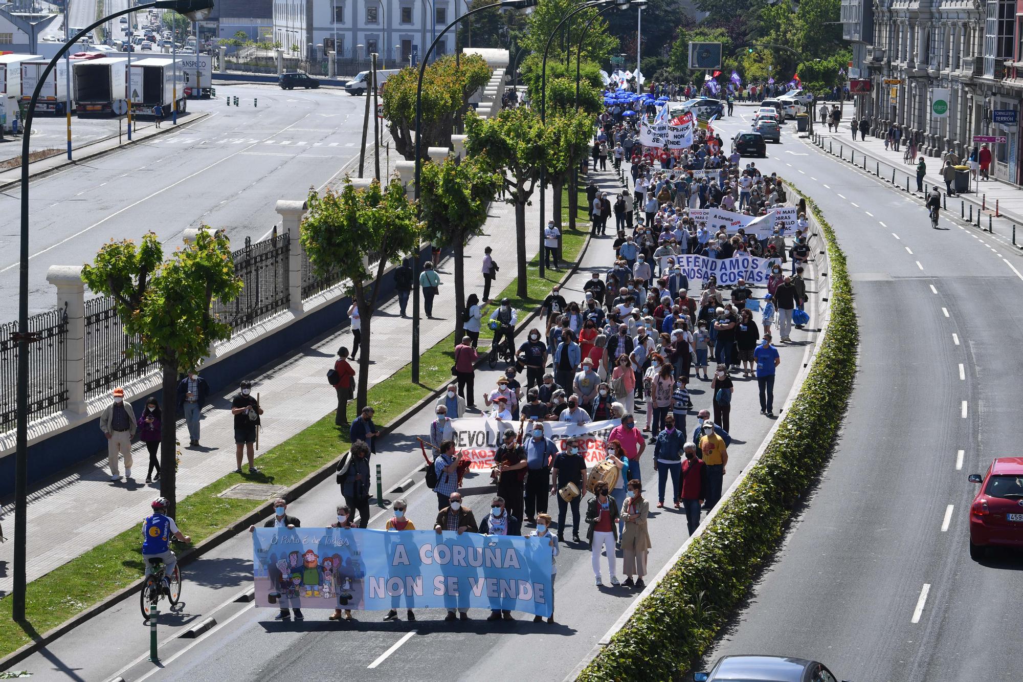 800 personas se manifiestan en contra de la venta de los muelles de A Coruña