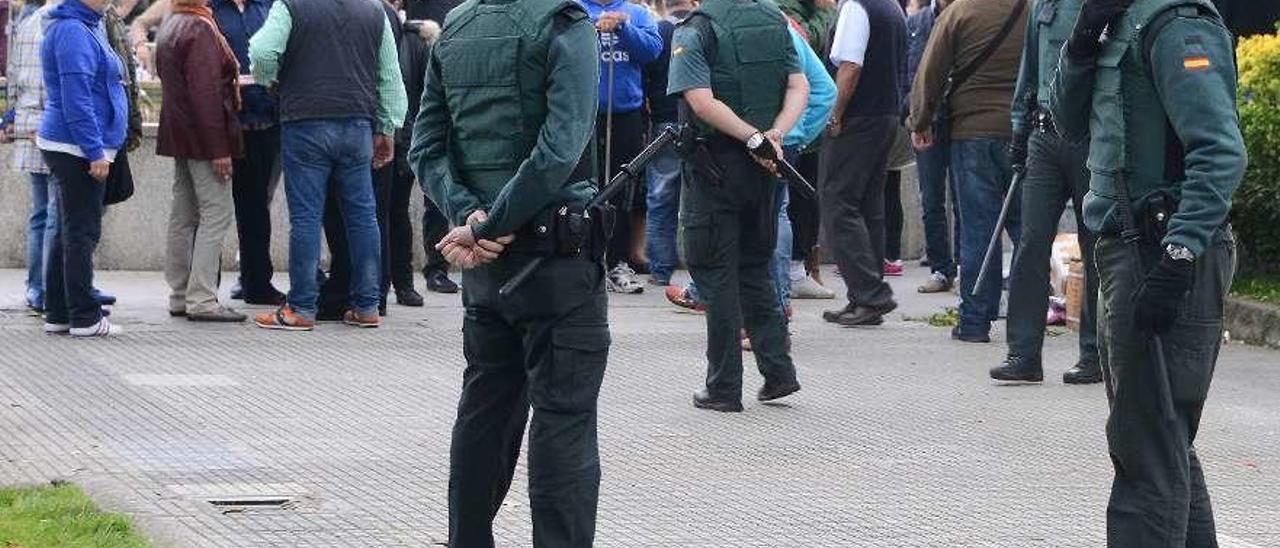 La Guardia Civil, vigilando el mercadillo momentos después de la reyerta en octubre de 2015. // Gonzalo N.