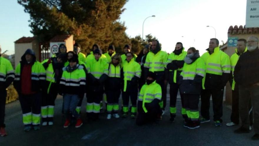 Anulan la huelga indefinida en el vertedero de Els Cremats de Elche