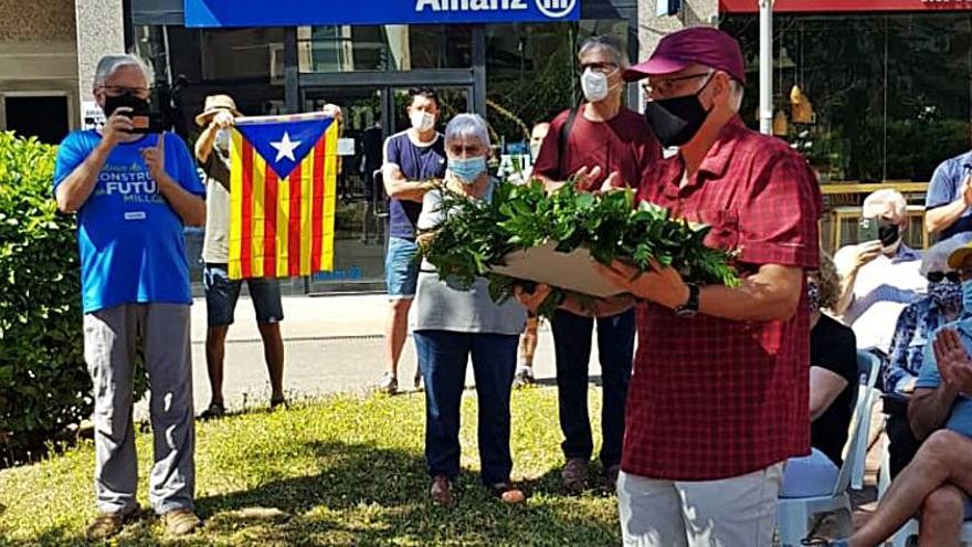 Un representant d’Òmnium en el moment de fer l’ofrena | ARXIU PARTICULAR