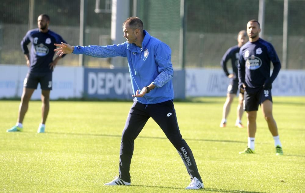 Tras una doble sesión de descanso concedida a la plantilla por Gaizka Garitano, el Deportivo vuelve al trabajo sin Carles Gil y con Juanfran a menor ritmo.