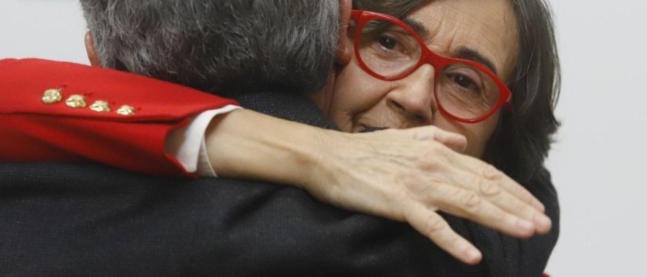 Rosa Aguilar abraza a Juan España, tras anunciar el jueves que dejaba la política activa.