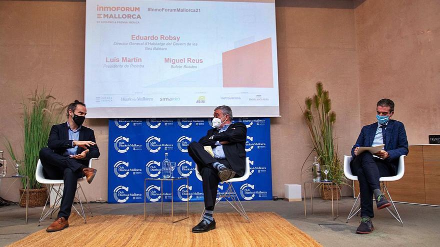 Luis Martín, en el centro, durante el debate con Eduardo Robsy y Miguel Reus.