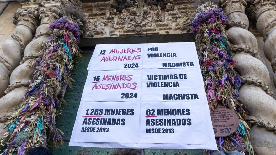 Concentración convocada por el Movimiento Feminista de Alicante contra los asesinatos machistas