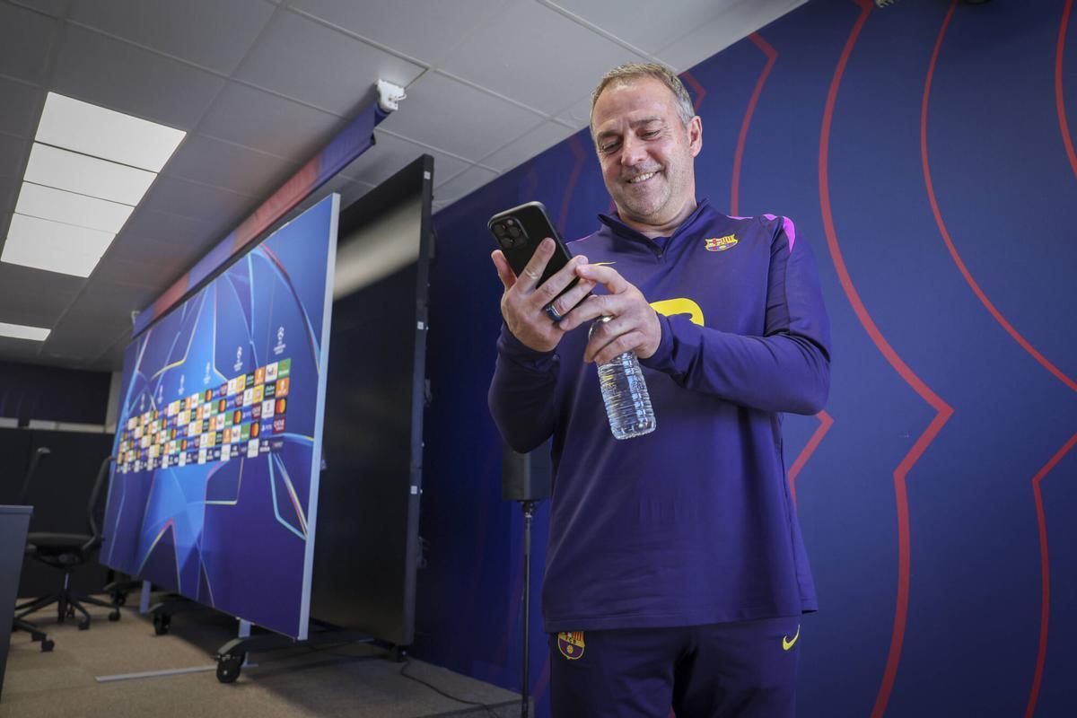 Flick sale de la sala de prensa este martes.