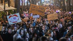 Nostàlgia de les 'tradwife': quan elles també giren cap a l’extrema dreta