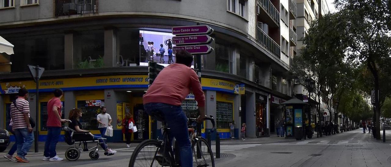 La calzada está al mismo nivel que la acera.