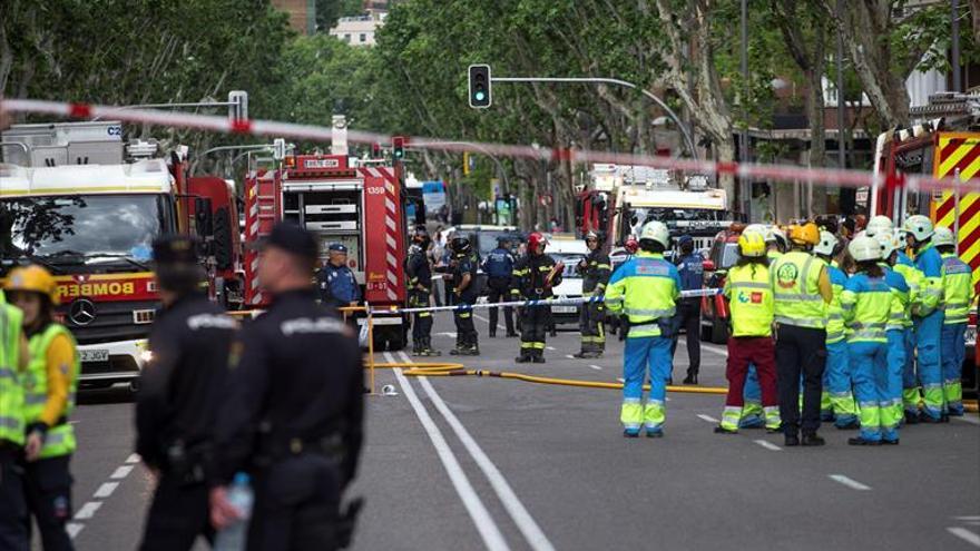 Los bomberos buscan a dos obreros atrapados al derrumbarse un edificio