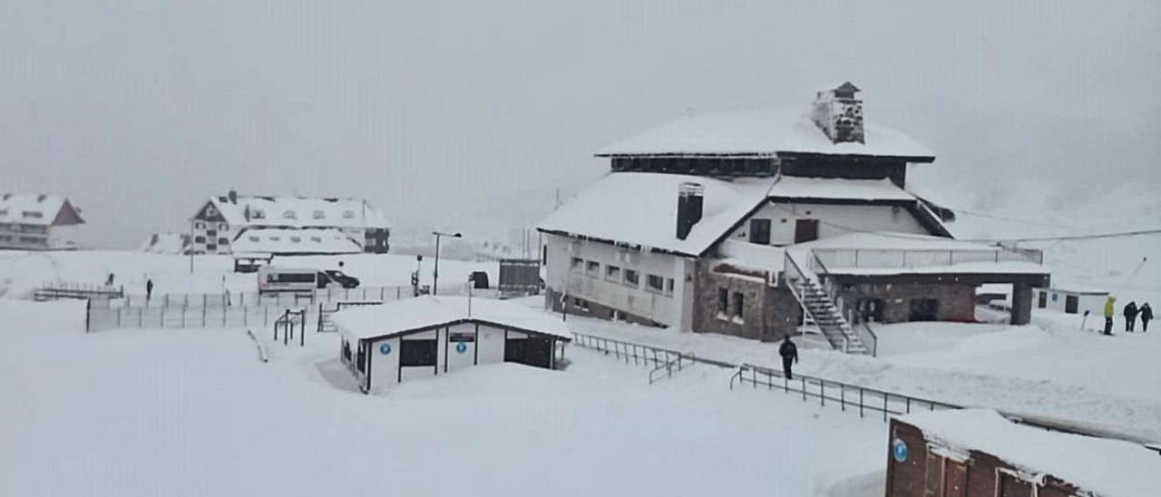 Arriba, una imagen, ayer la estación de Valgrande-Pajares. A la izquierda un grupo de esquiadores de fondo en Fuentes de Invierno.