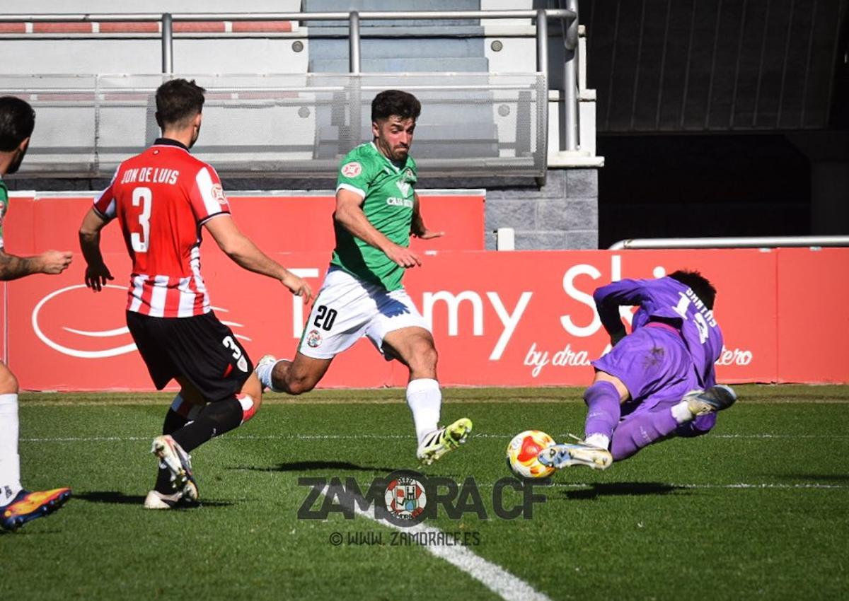 Codina, en un momento del encuentro en Lezama.