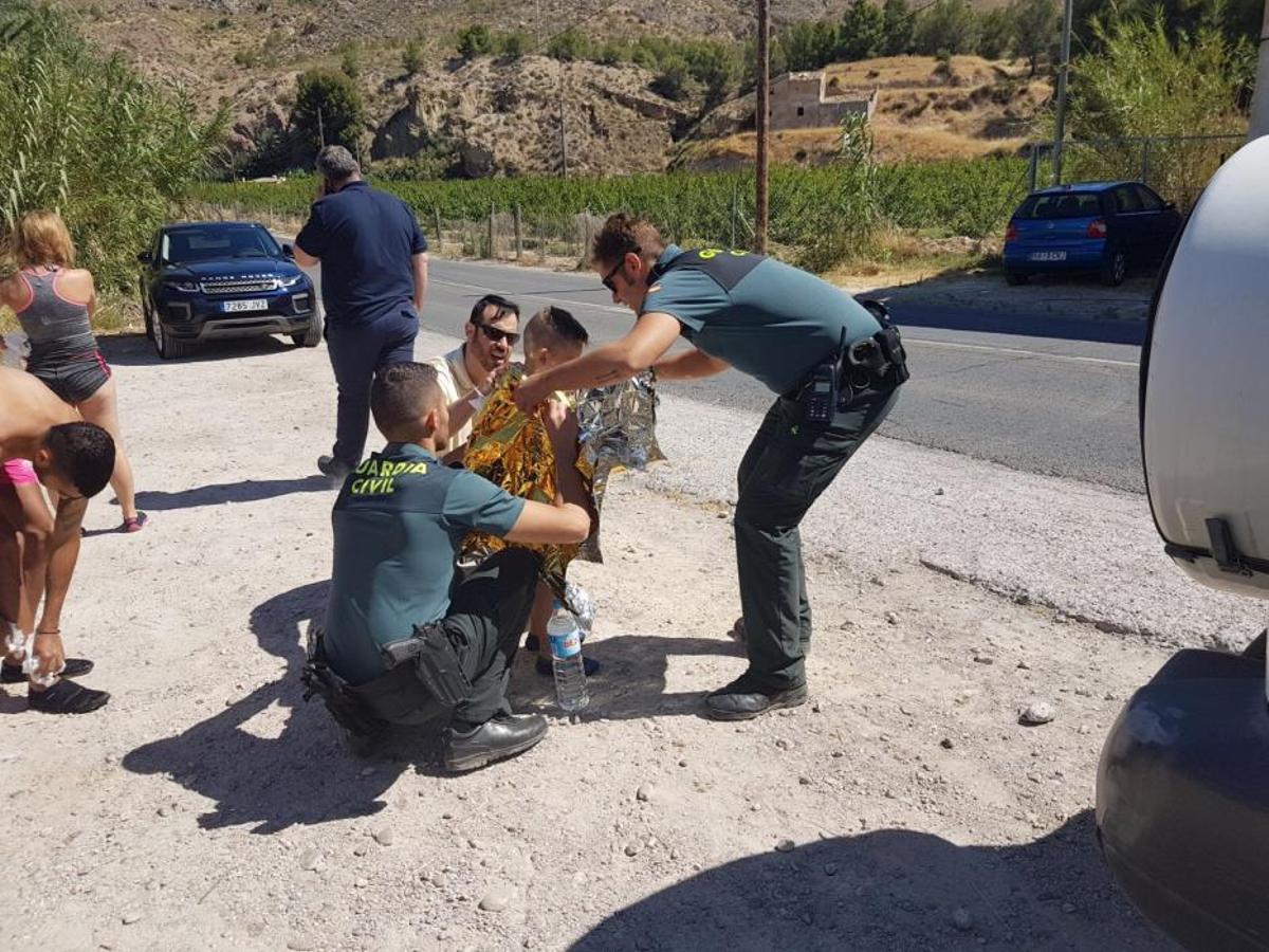 Un incendio forestal en el Menjú de Cieza rodea un Un incendio forestal en el Menjú de Cieza rodea un