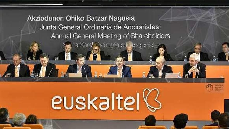 La cúpula de Euskaltel en la junta de 2018. // Europa Press