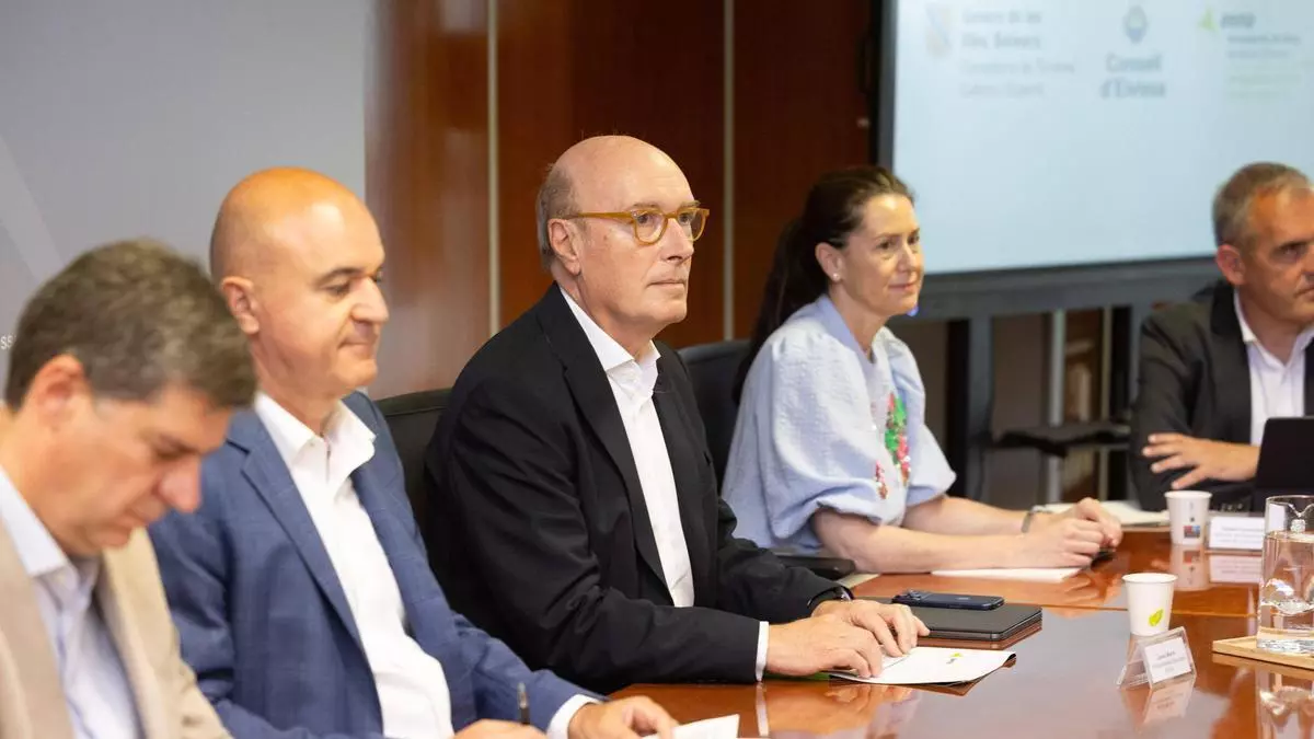 Administraciones y patronales de Ibiza aceptan el plan de Aena si no implica más tráfico aéreo