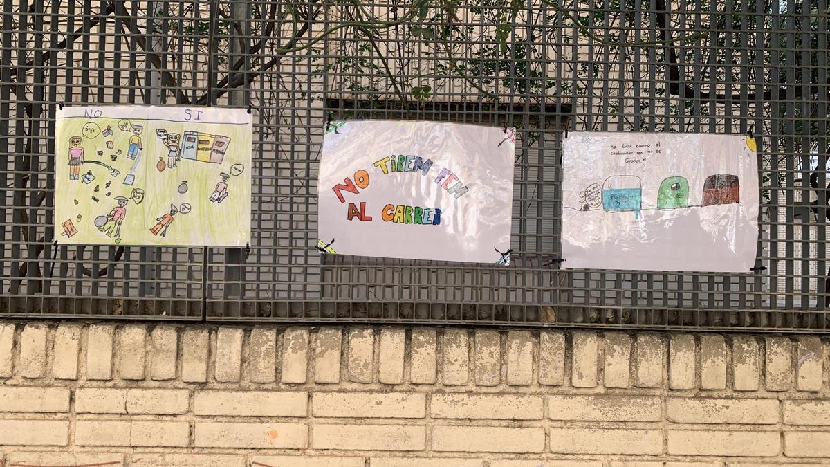 Carteles colgados por el alumnado del centro