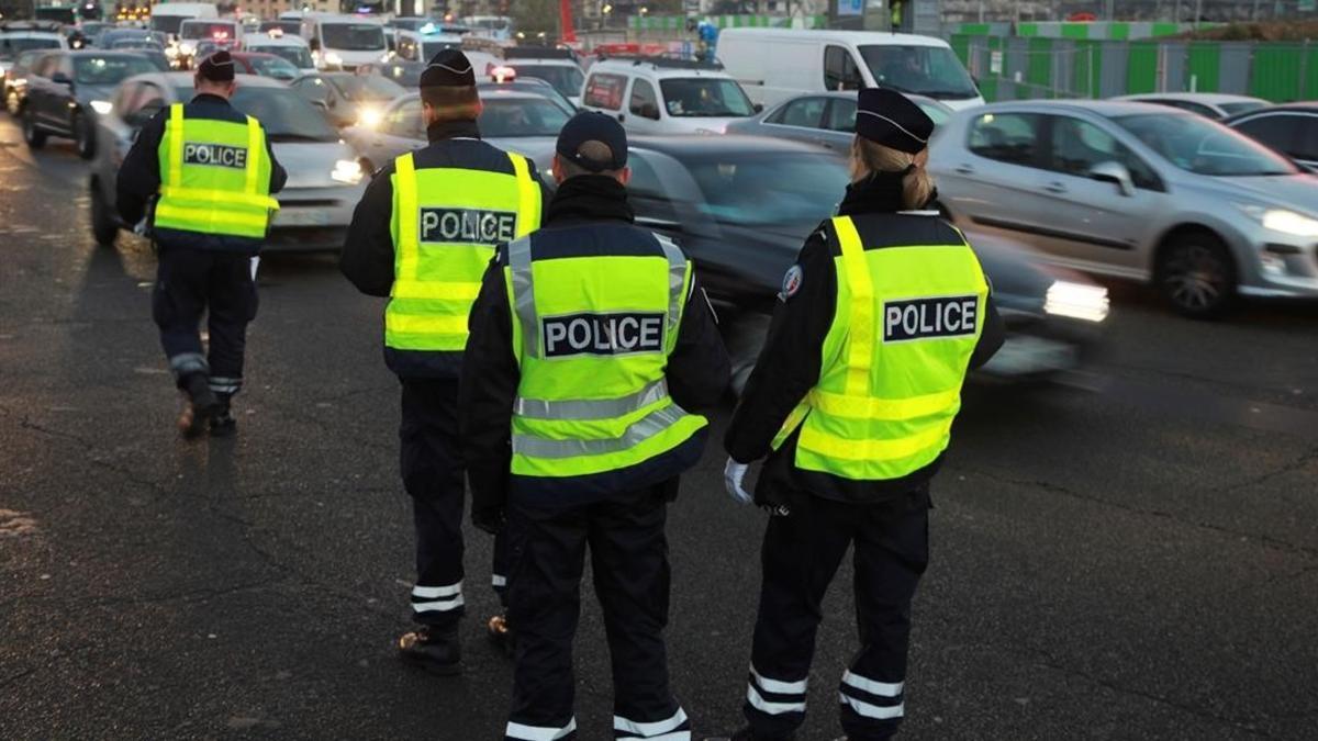 zentauroepp36531021 policemen control the cars  plates as authorities imposed an161206094509