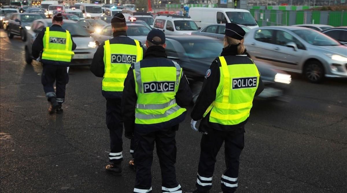 zentauroepp36531021 policemen control the cars  plates as authorities imposed an161206094509