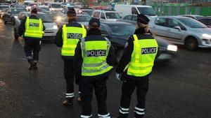 zentauroepp36531021 policemen control the cars  plates as authorities imposed an161206094509