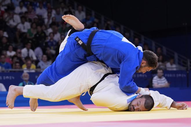 El japonés Aaron Wolf y el español Nikoloz Sherazadishvili compiten en judo en la categoría de -100 kg masculina en los Juegos Olímpicos París 2024.
