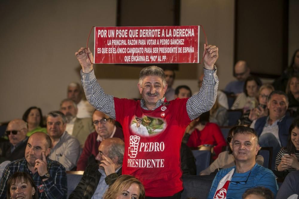 Mitin del PSOE y paseo de Carmen Calvo por Oviedo