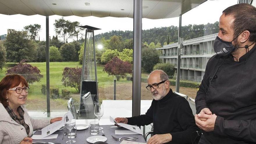 Una parella gaudeix d&#039;un dinar al restaurant del Món Sant Benet