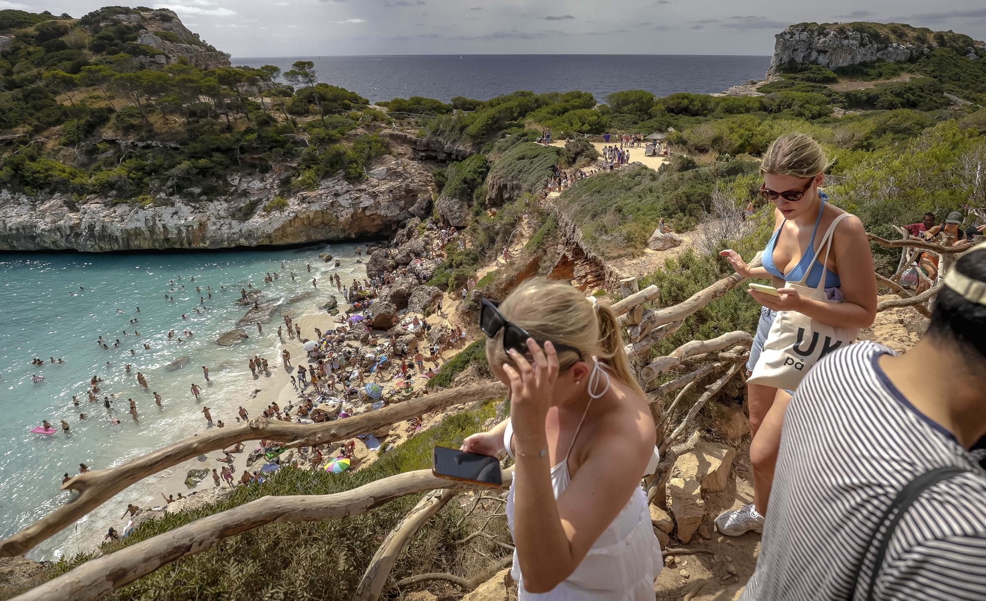 Fotos | El Caló des Moro, saturado de turistas