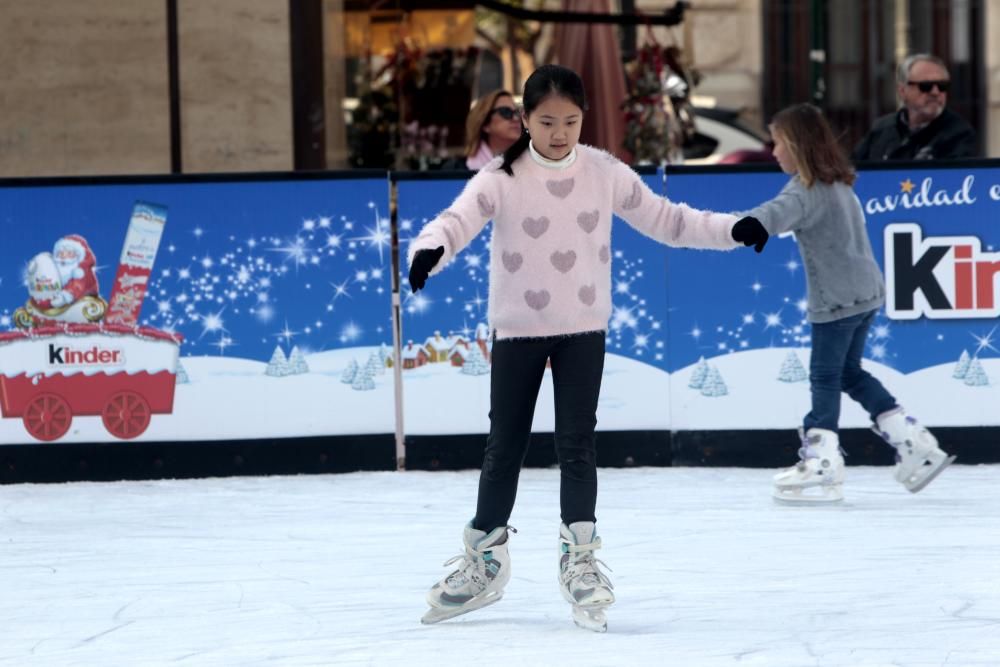 Pista de hielo y tiovivo en la Plaza del Ayuntamiento