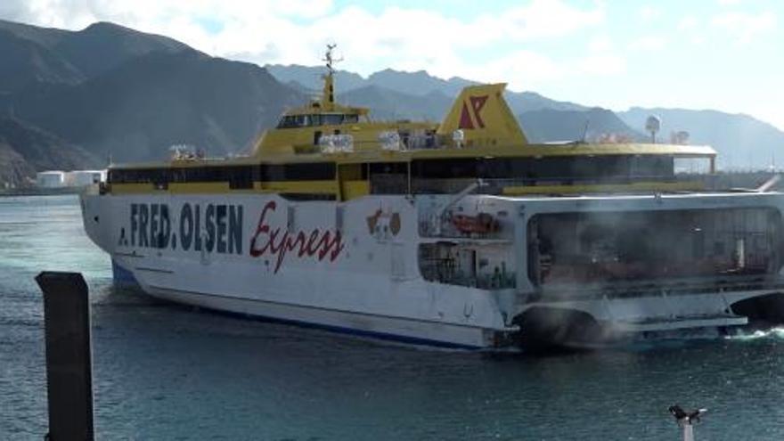 Un buque de Fred. Olsen Express atraca en el Puerto de Santa Cruz de Tenerife