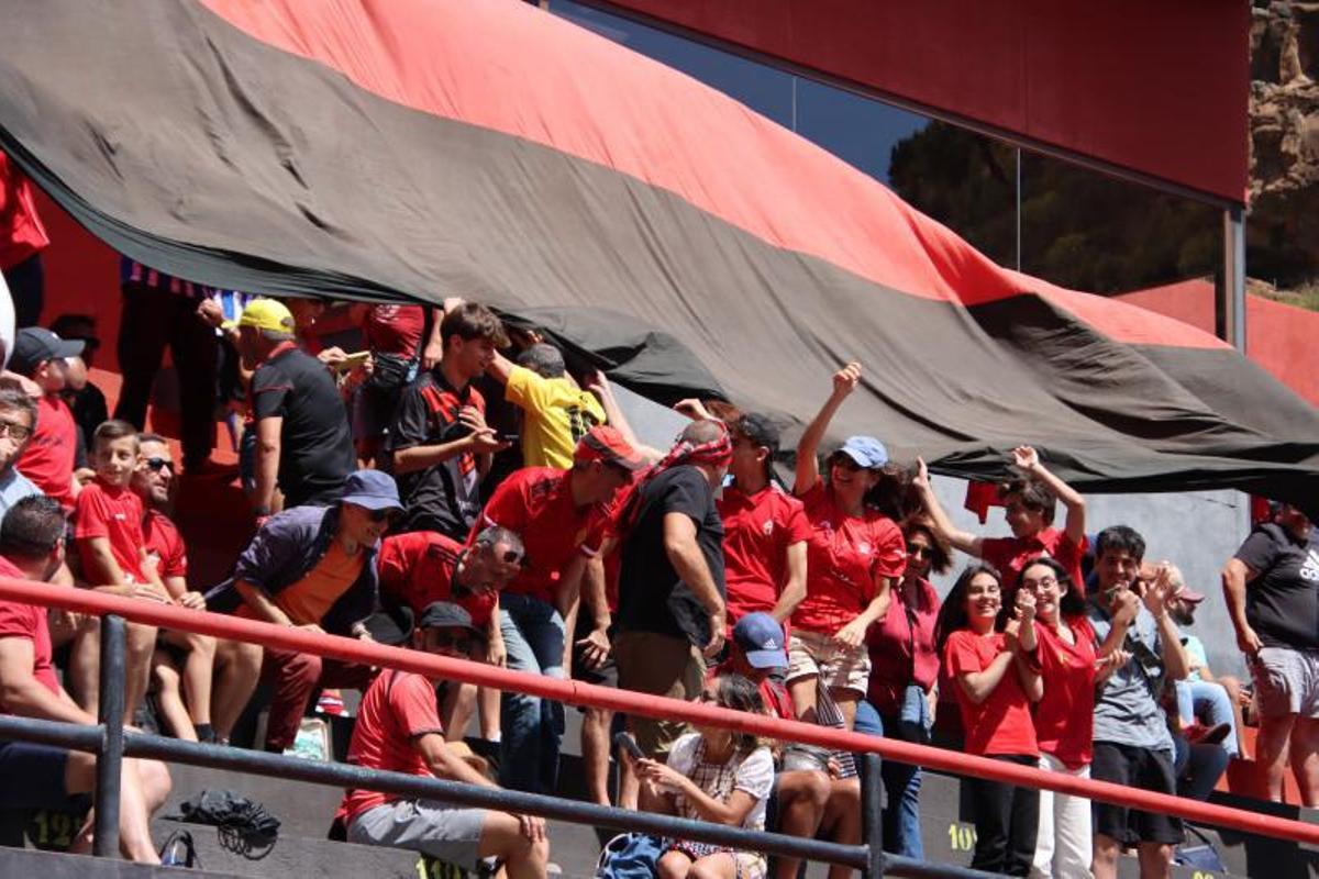 La afición del CD Mensajero, celebrando el ascenso a Segunda RFEF. | | E.D.