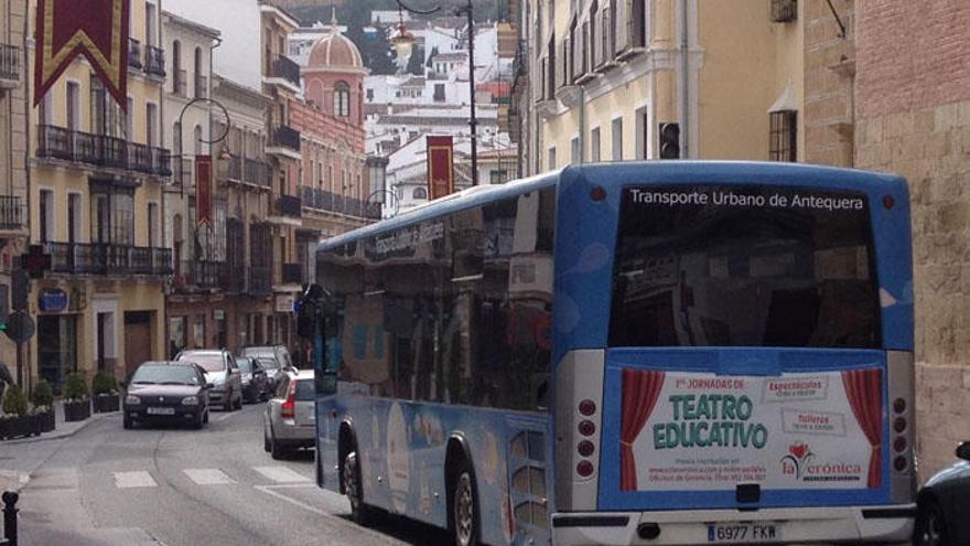 Un autobús urbano discurre por las calles de Antequera.