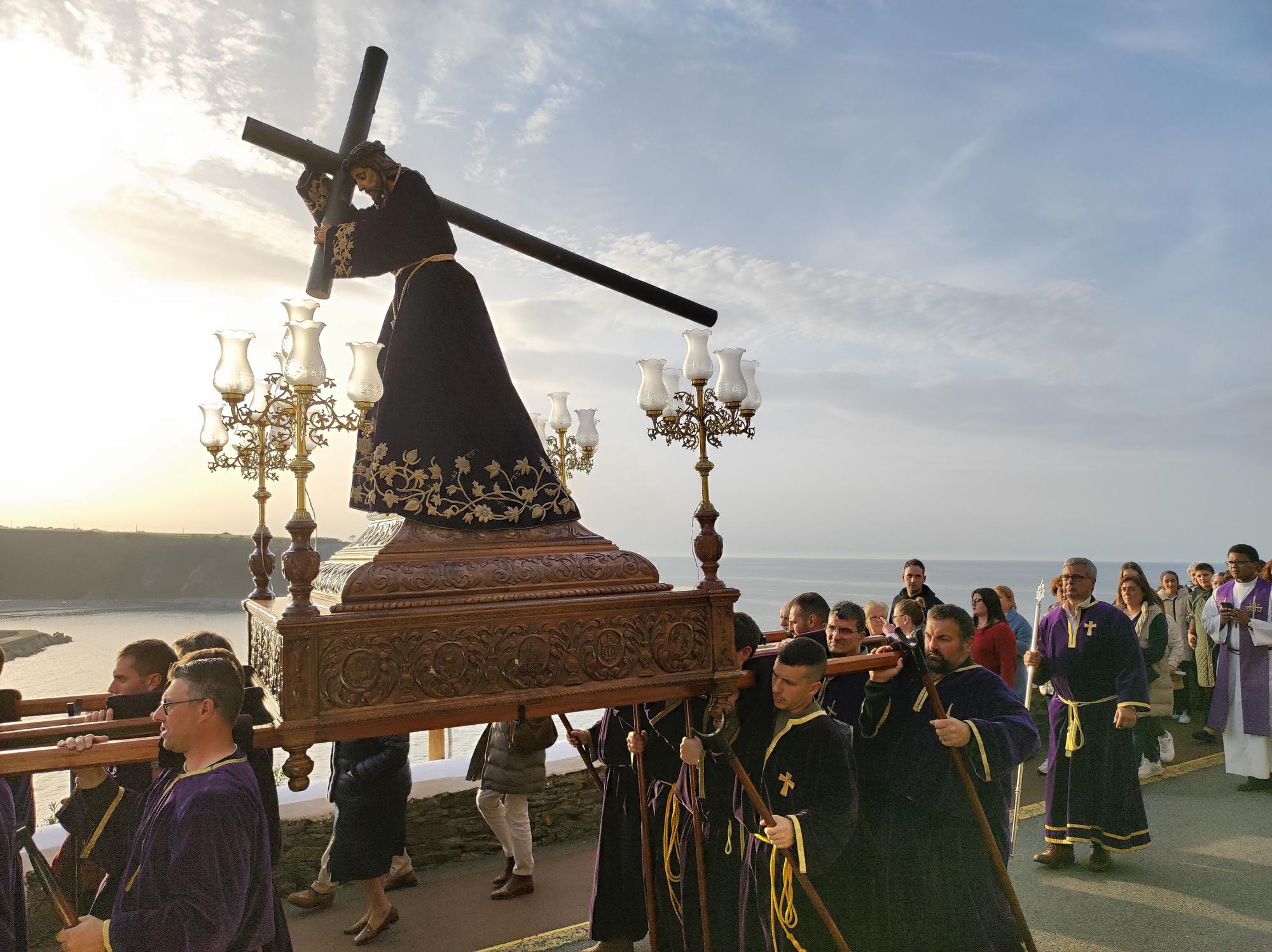 Así fue la procesión de bajada que abre la Semana Santa de Luarca