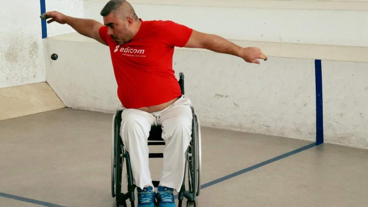 Julio, de Oliva, en acción, durante una partida de raspall