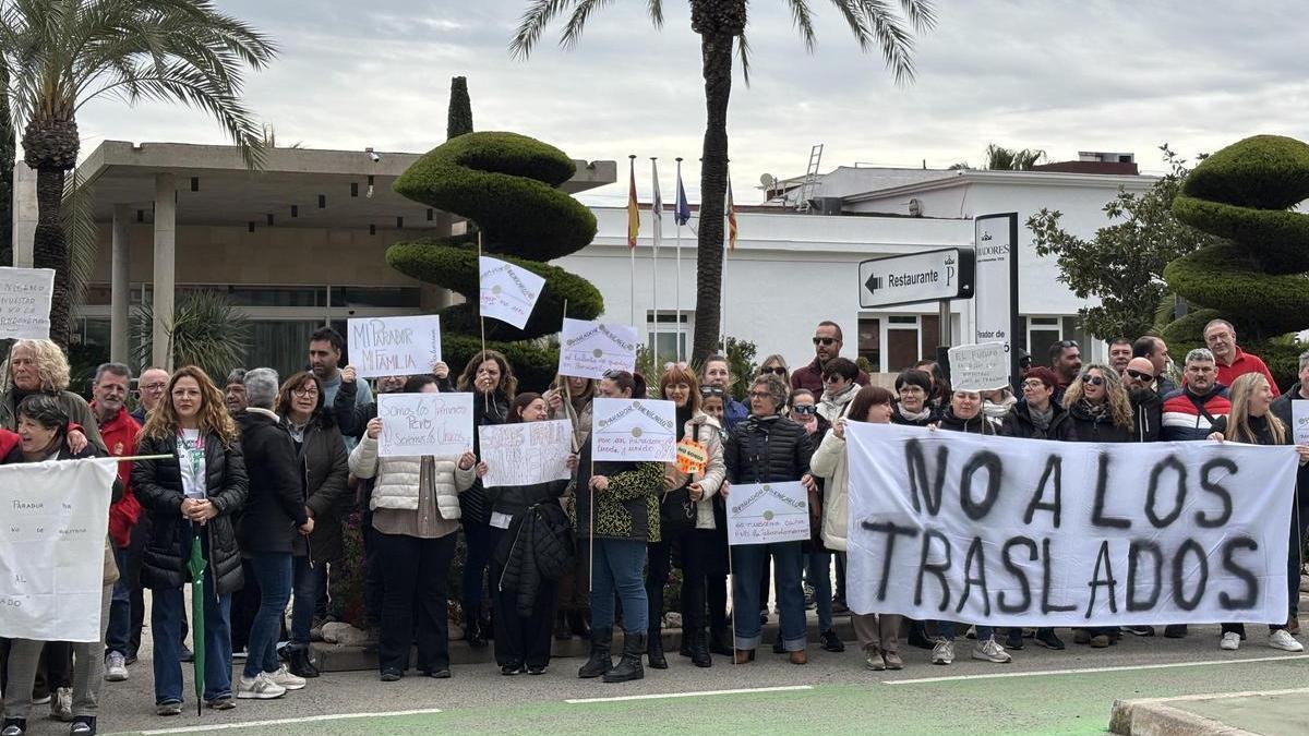 Foto de la protesta, este lunes, de los trabajadores tras el cierre por obras del Parador de Benicarló.