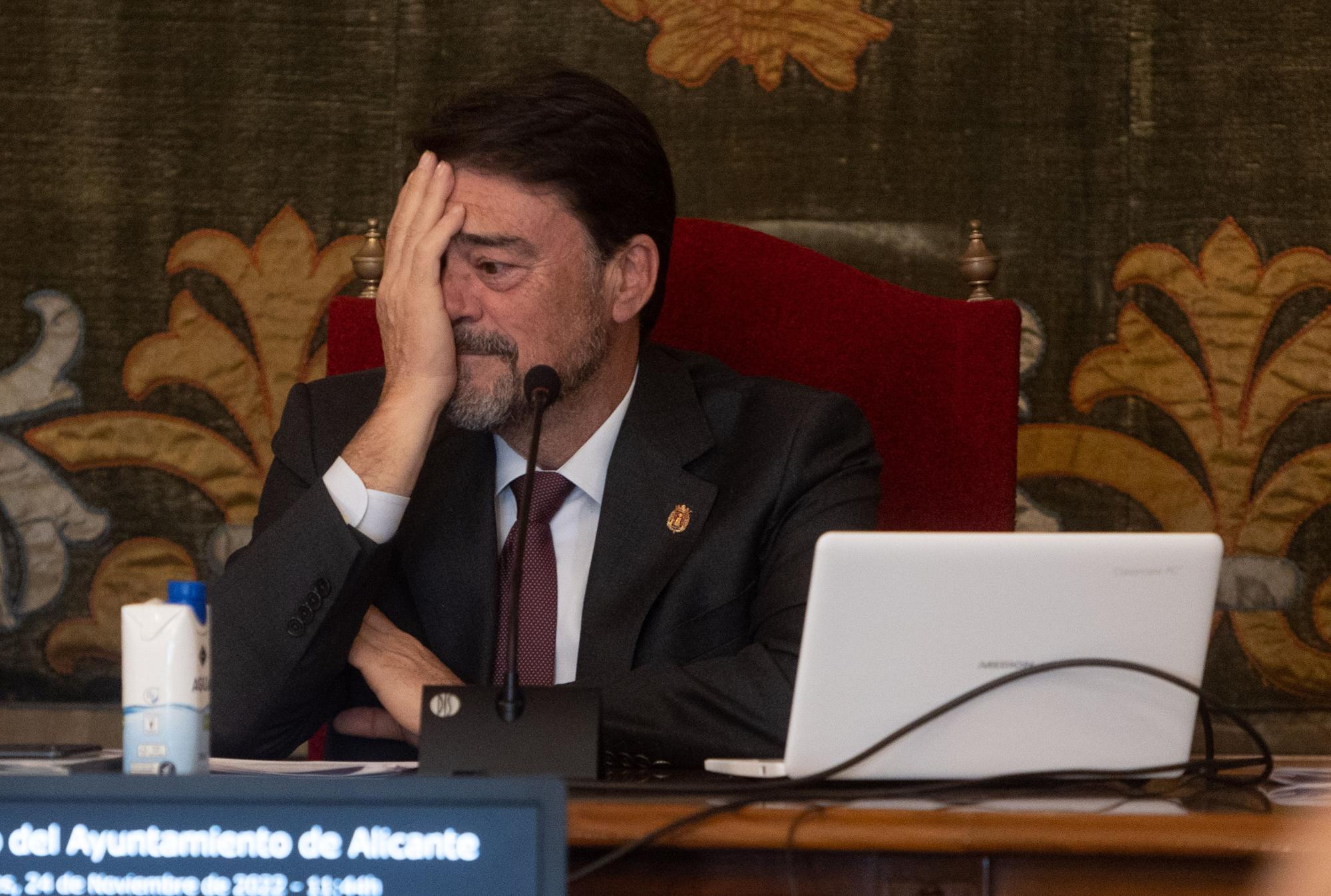 Doble protesta contra Barcala en el pleno de Alicante, de la izquierda por no frenar a Vox y de los funcionarios