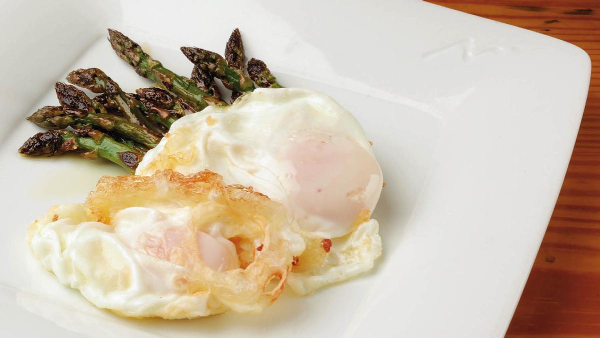 Huevos fritos con espárragos del libro 'La comida de la familia'.