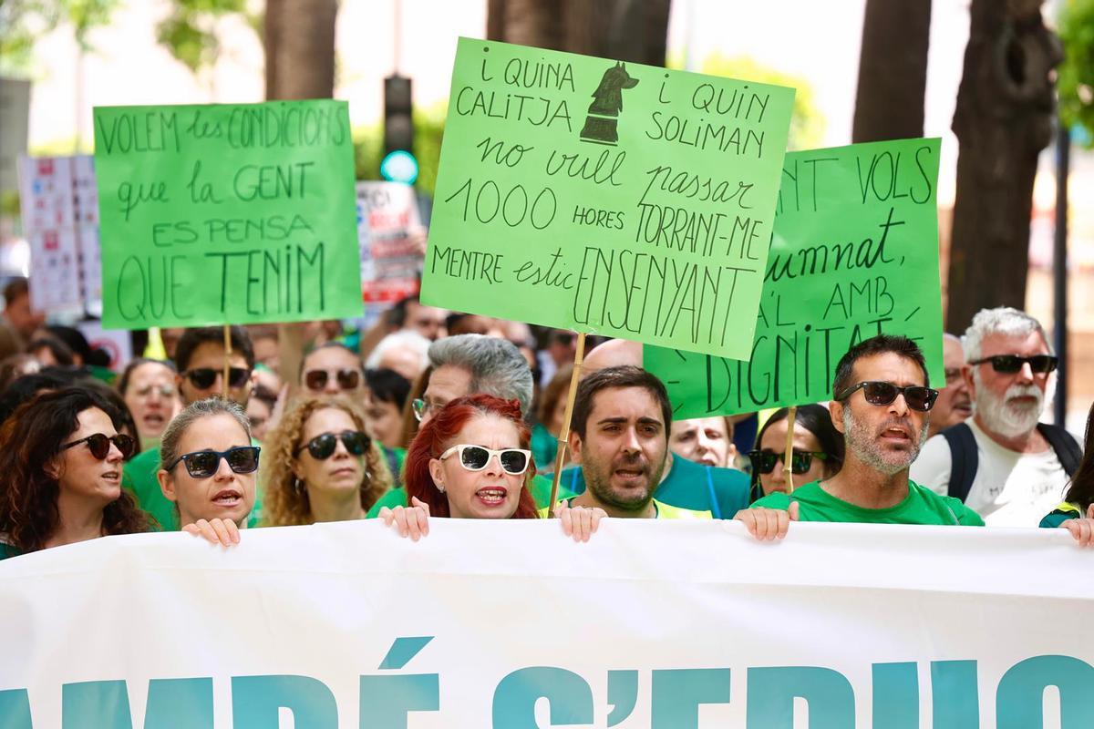 Cerca de 500 personas marchan en Torrent para defender la educación pública