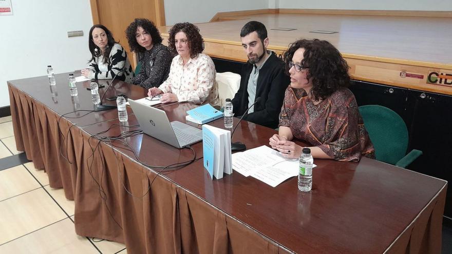 Arriba, el homenaje en Tiraña. Abajo, y por la derecha, Yerba Segura, Daniel Palacios, Beatriz González, Jacoba García y Leticia Gil, en la presentación del libro «De fosas comunes a lugares de memoria», en el Cidan. | L. M. D.