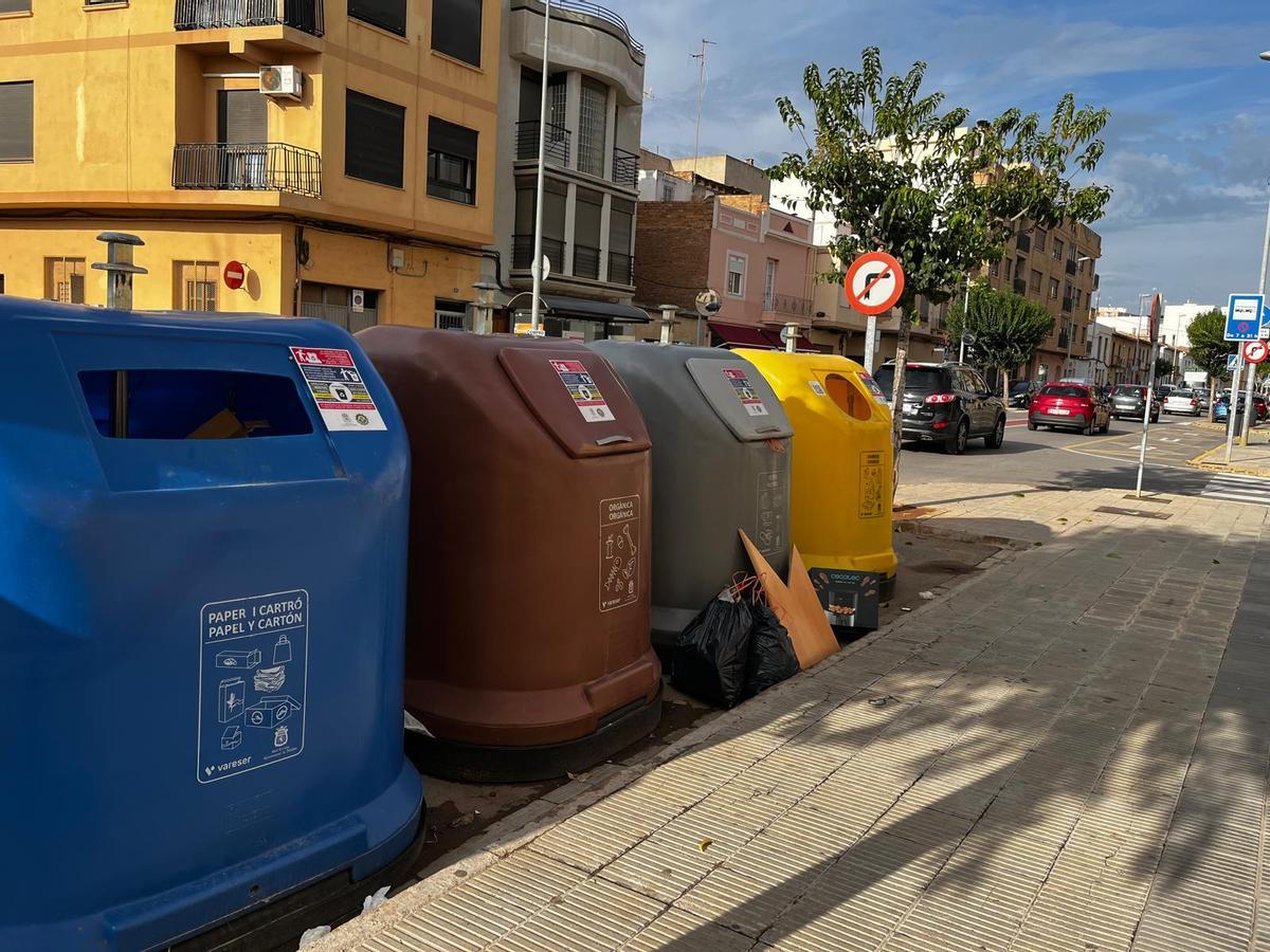 El Ayuntamiento anuncia una modificación de los contenedores, a los que se les abrirá un segundo agujero.
