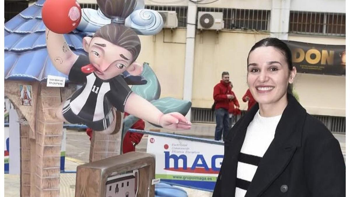 Sara Bravo, con su "ninot"