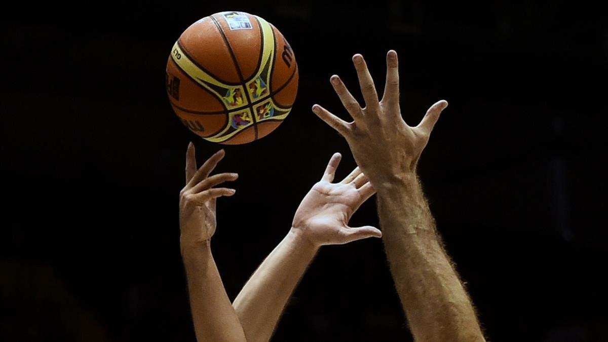 segea27110113 topshots  players vie for the ball during the 2014 fiba worl200331140430