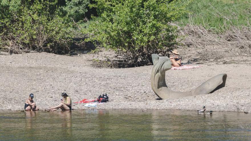 Bañistas en el río Miño, en pleno abril.