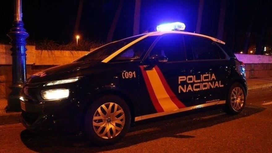 Los dueños de un comercio de València retienen a dos ladrones al quedarse a dormir