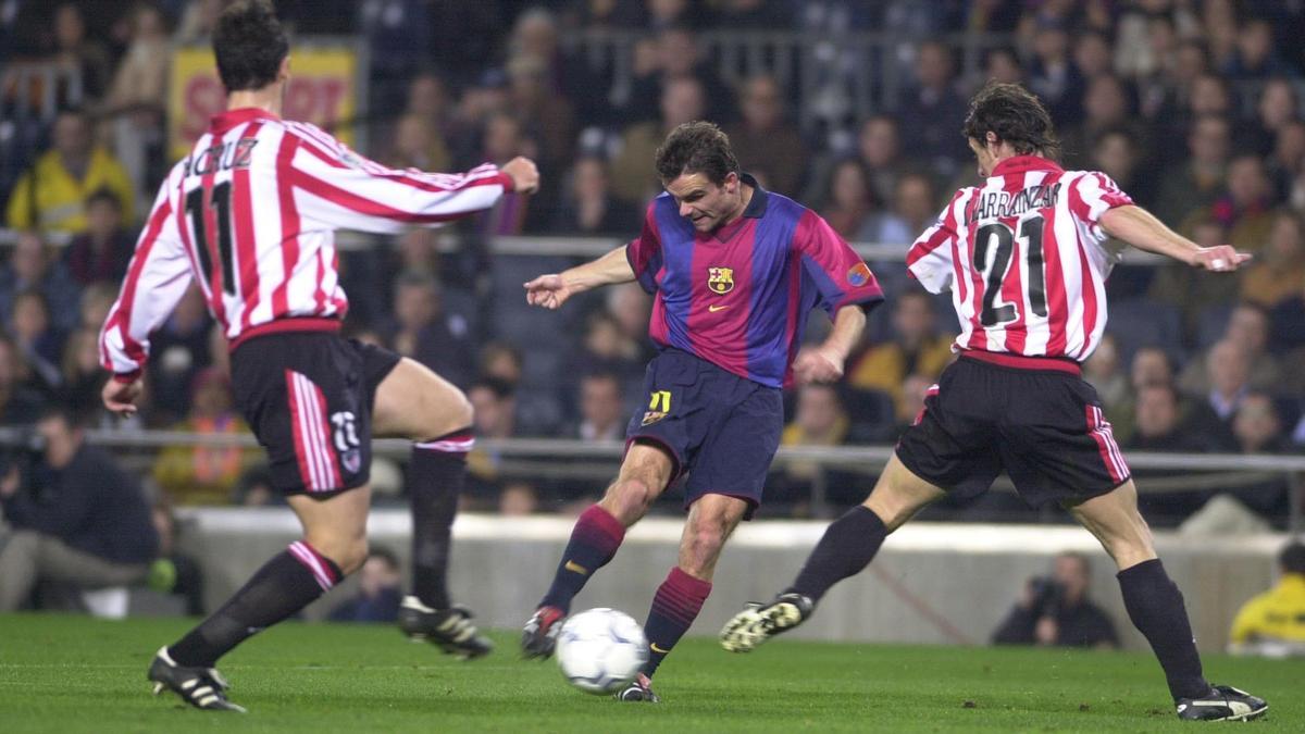 Overmars dispara al marco del Athletic en febrero de 2001 en el Camp Nou.