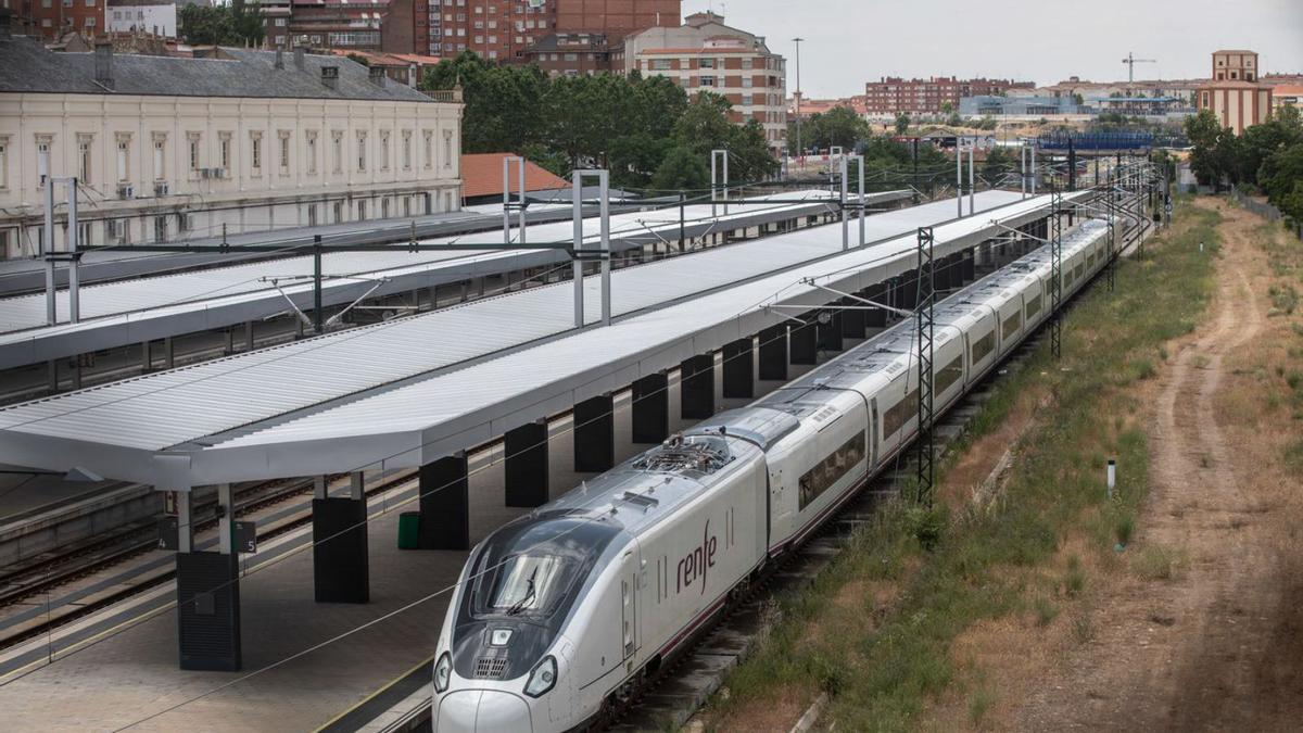 El tren Avril, en la estación de Zamora durante las pruebas de homologación para alta velocidad.