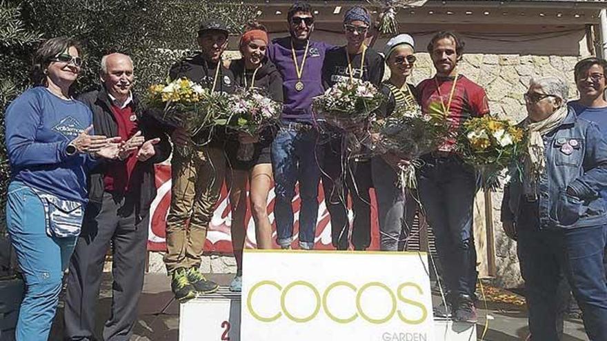 Los primeros clasificados en la Cursa per Muntannya posan tras recibir sus trofeos.