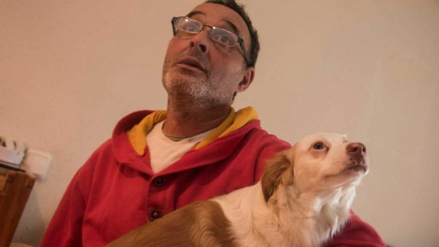 José Luis Díaz Ramos, con su perro &quot;Rayo&quot;, en su casa de Oviedo.