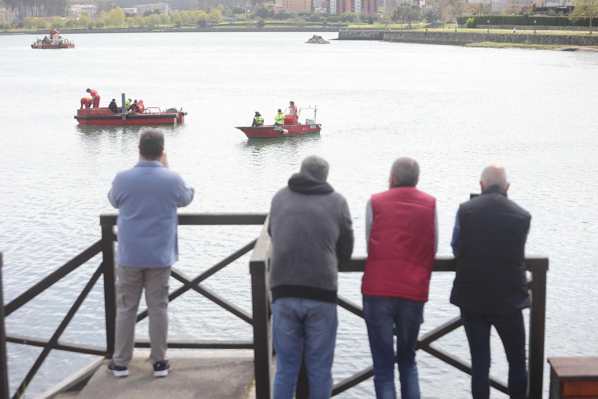 Comienzan los ensayos para la siembra en la ría de O Burgo que rechazan los mariscadores