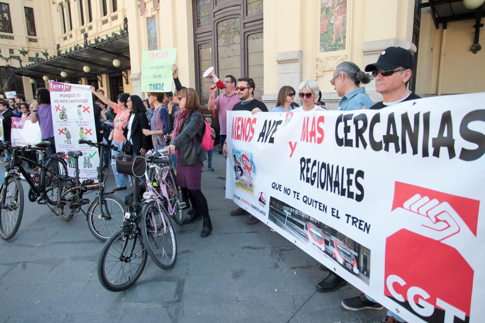 Concentración en València contra el "maltrato continuo" de Renfe