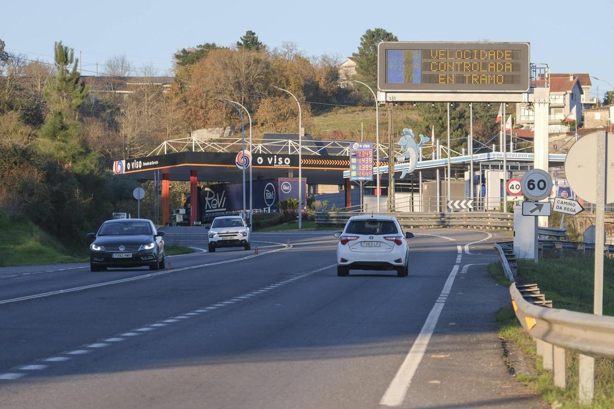 Arco que marca el inicio del punto de control en el radar de tramo entre Ourense y Coles, en la N-525.