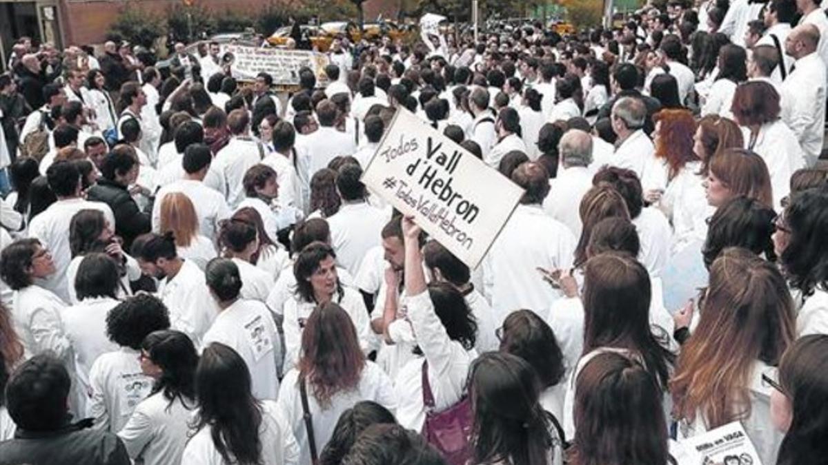 Médicos internos residentes (MIR) del Hospital del Vall d'Hebron, en un acto de protesta por su precariedad laboral, el pasado 18 de febrero.